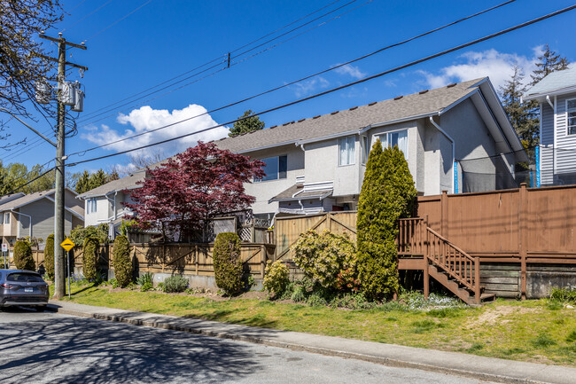 Pinewood Place in North Vancouver, BC - Building Photo - Building Photo