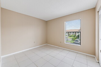 9275 Lake Park Dr, Unit 204 in Ft. Myers, FL - Building Photo - Building Photo