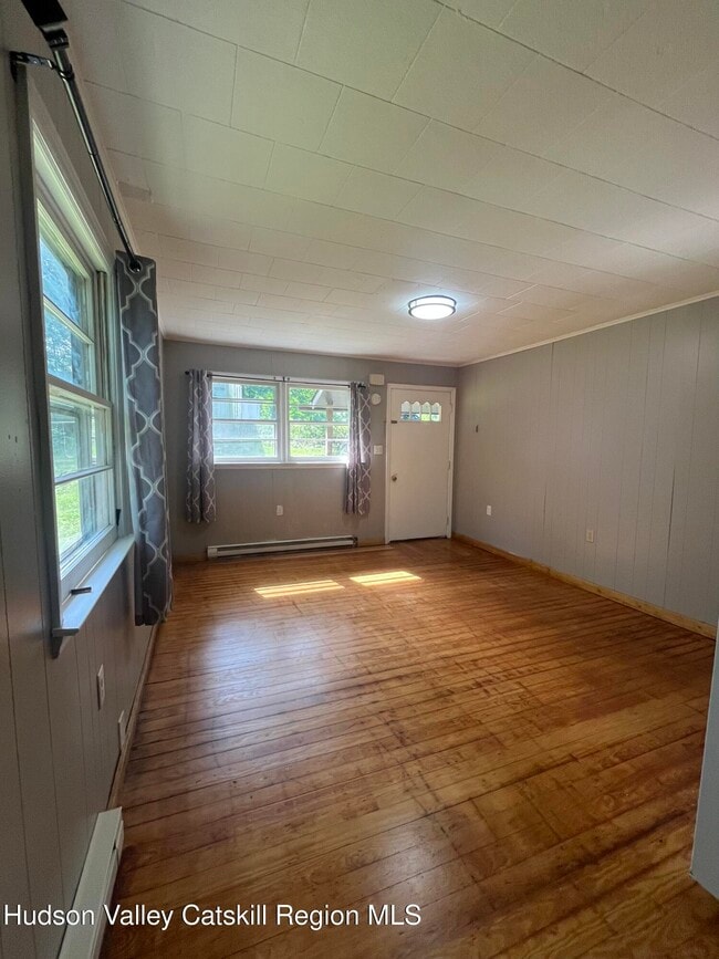 143 Vedder Rd in Catskill, NY - Foto de edificio - Building Photo