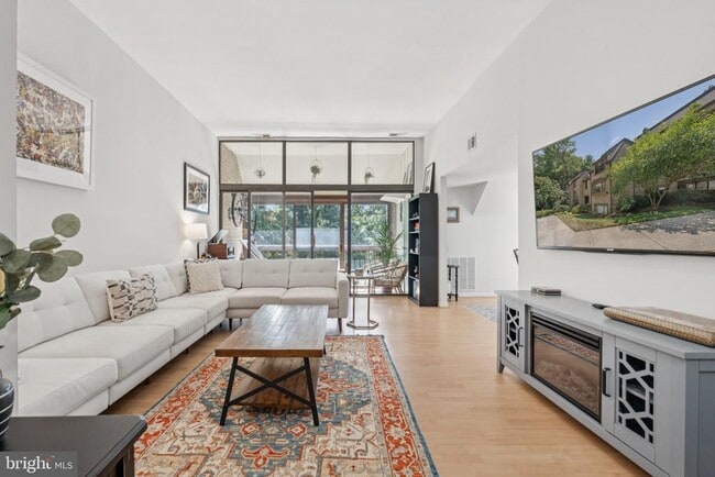 property at 1639 Parkcrest Cir