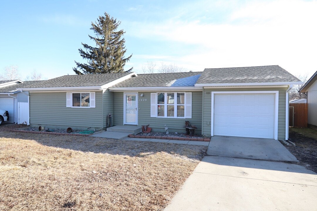 1429 Yonkee Ave in Sheridan, WY - Foto de edificio