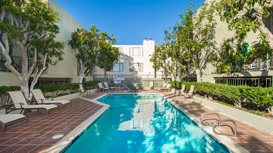 Encino Crest Apartments in Encino, CA - Foto de edificio - Building Photo