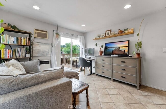 6032 Crestwood Way in Los Angeles, CA - Building Photo - Building Photo