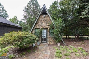 4984 Donald Dr in Loganville, GA - Building Photo