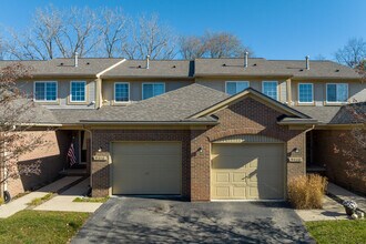 Newport Park Condos in Livonia, MI - Foto de edificio - Building Photo