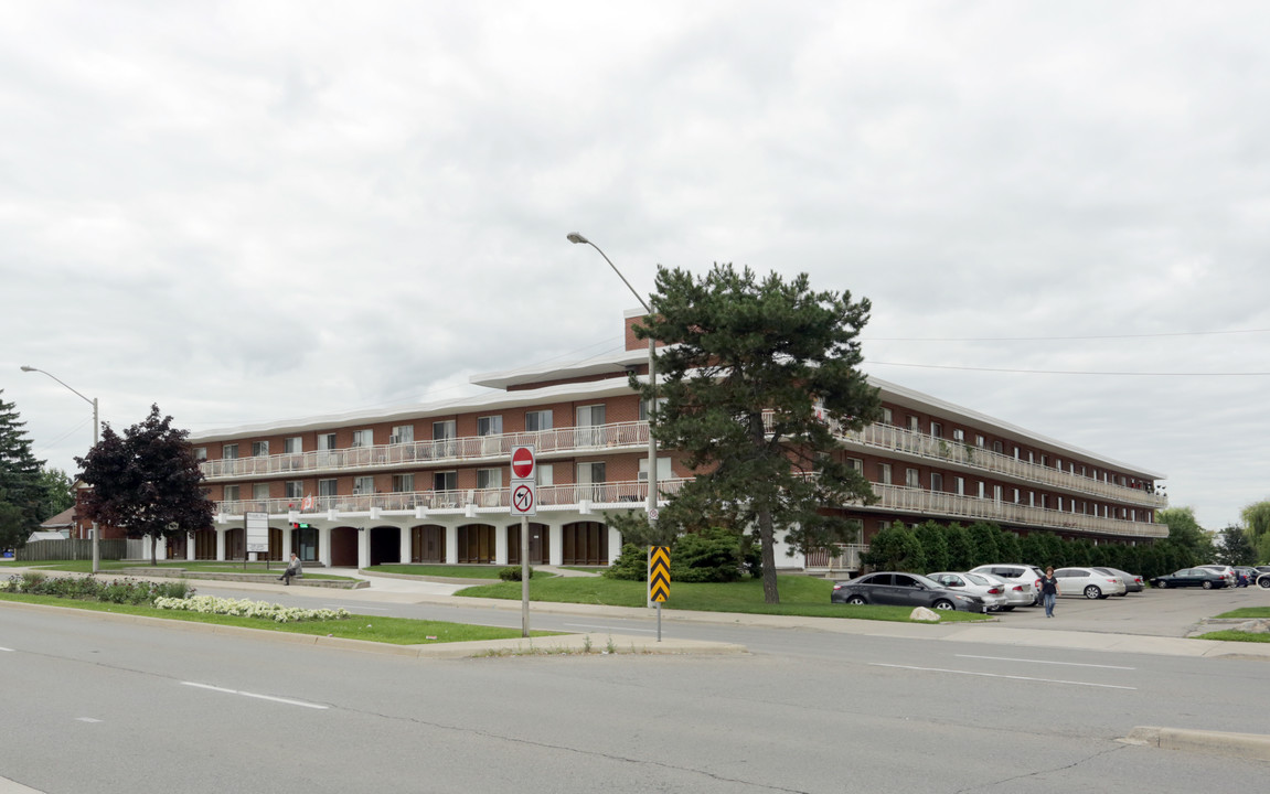 Michelle Place in Hamilton, ON - Building Photo