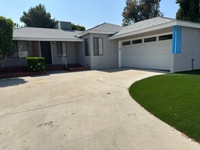 6379 Darby Pl in Tarzana, CA - Building Photo - Building Photo