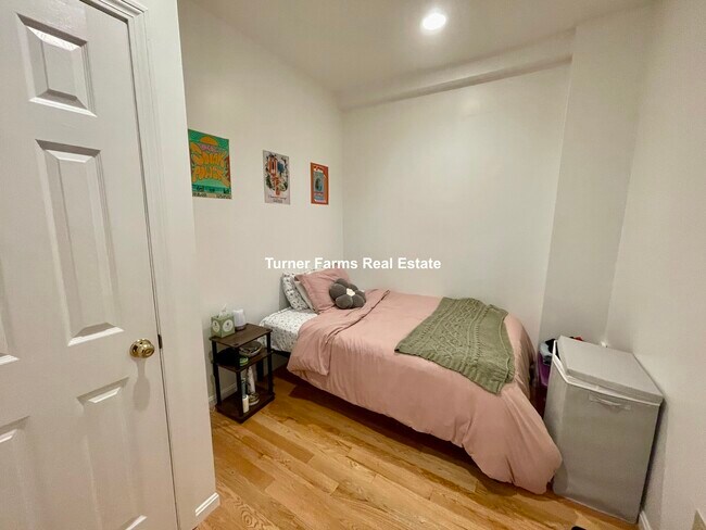 1067 Beacon St, Unit B in Brookline, MA - Foto de edificio - Building Photo
