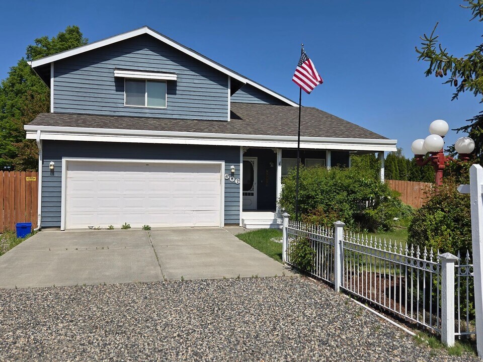 506 W 49th Ave in Kennewick, WA - Building Photo