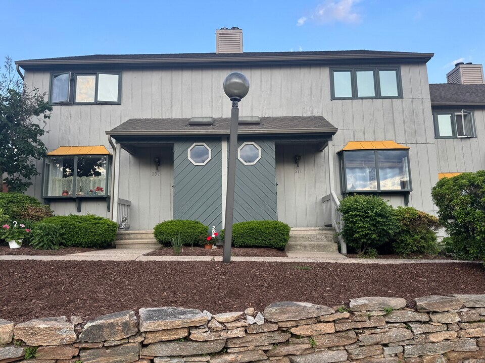 211 Skyview Dr in Cromwell, CT - Building Photo