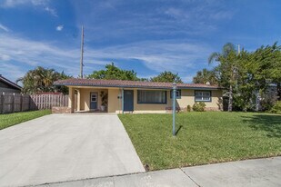 927 W Royal Palm Rd in Boca Raton, FL - Building Photo