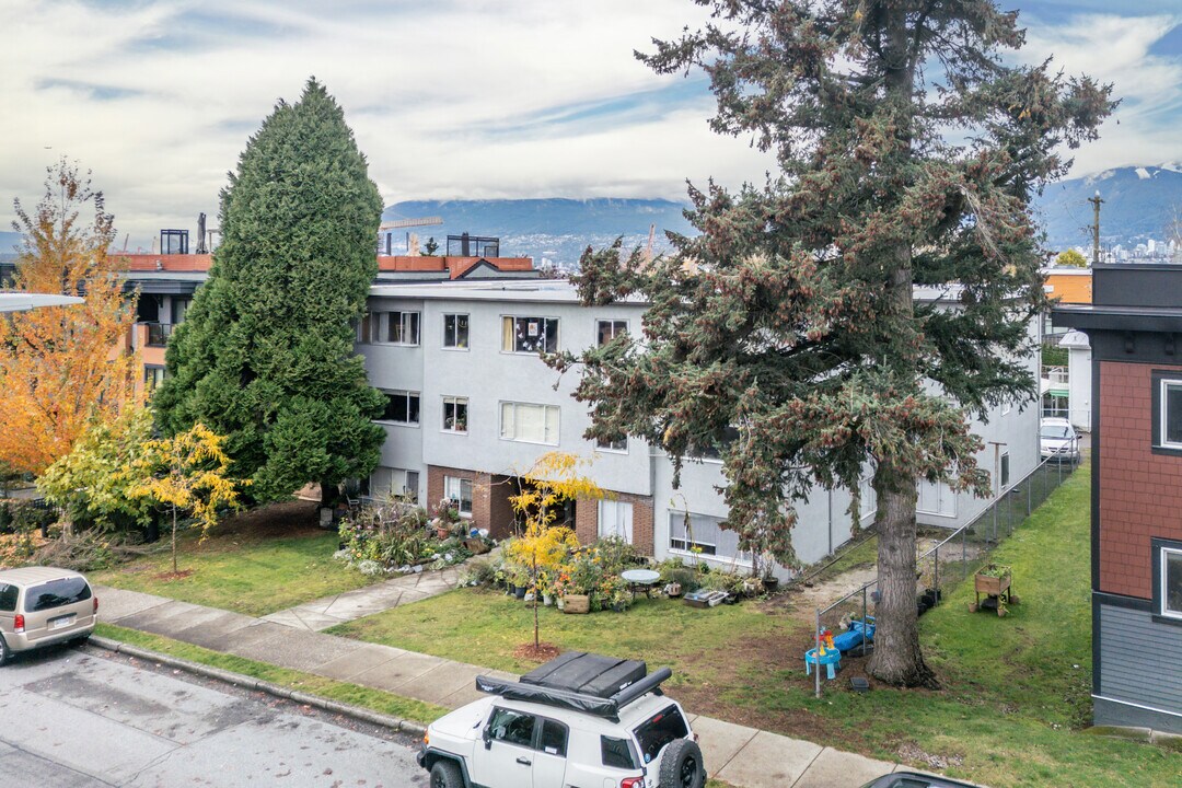 Adnac Apartments in Vancouver, BC - Building Photo