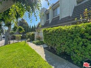 11730 Moorpark St in Los Angeles, CA - Building Photo - Building Photo