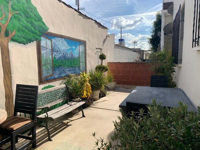 420 S Detroit St in Los Angeles, CA - Building Photo - Building Photo