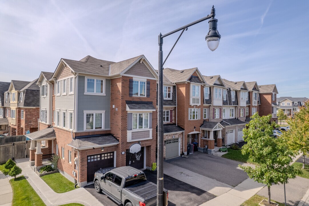 10 Saunter Crt in Brampton, ON - Building Photo