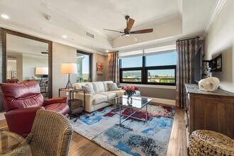 9115 Strada Pl in Naples, FL - Foto de edificio - Building Photo