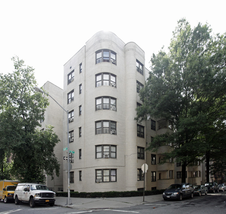 357 201st St in Bronx, NY - Building Photo