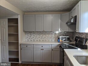 18005 Queen Elizabeth Dr in Olney, MD - Building Photo - Building Photo