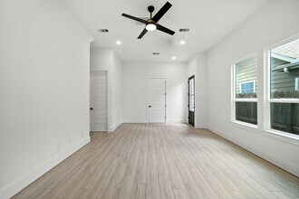 7117 England St in Houston, TX - Building Photo - Building Photo