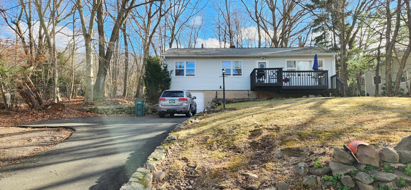 346 W Woods Rd in Hamden, CT - Building Photo