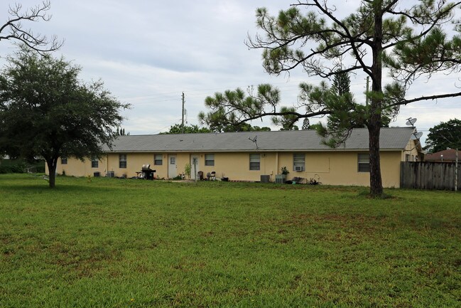 4330 Vermont Ave in Lake Worth, FL - Building Photo - Building Photo