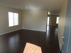 38218 Armstrong Dr in Palmdale, CA - Foto de edificio - Building Photo