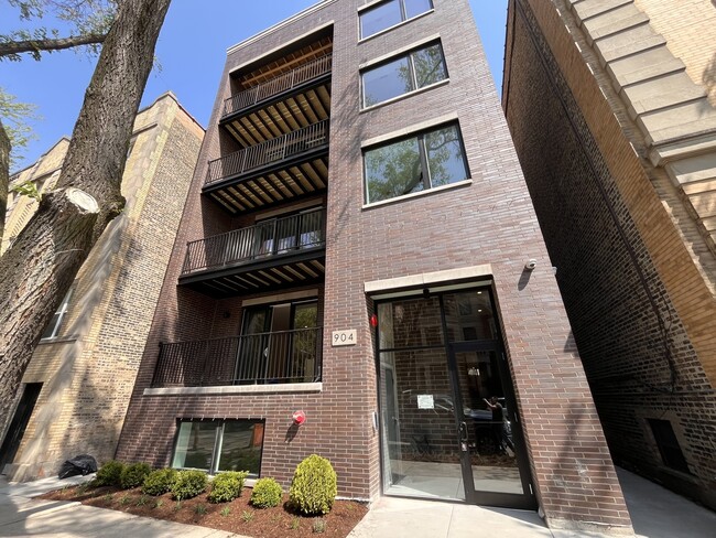 property at 906 W Dakin St