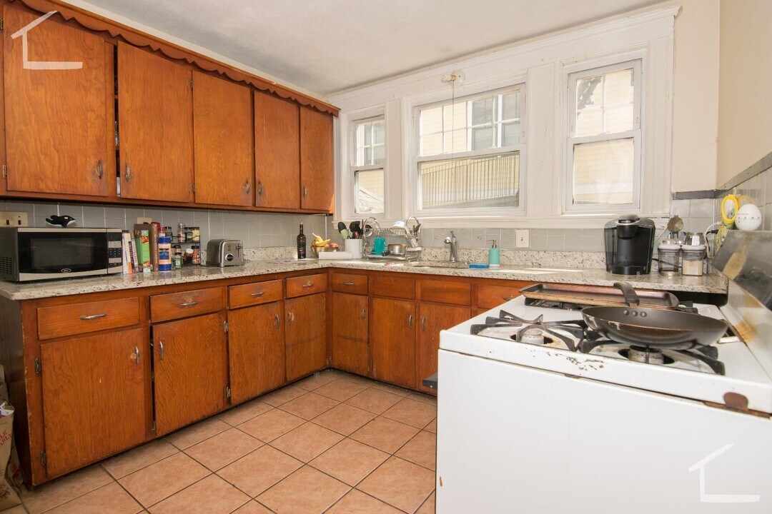 169 Winchester St, Unit 1 in Brookline, MA - Building Photo