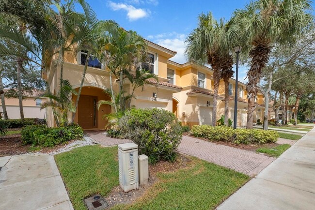 340 River Bluff Ln in Royal Palm Beach, FL - Building Photo - Building Photo