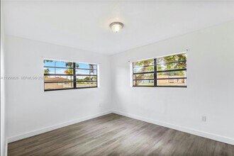 551 NW 183rd St in Miami, FL - Building Photo - Building Photo