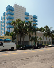 Ocean Place West in Miami Beach, FL - Building Photo - Building Photo