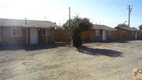 10330 E Vernon Ave in Blythe, CA - Foto de edificio - Building Photo