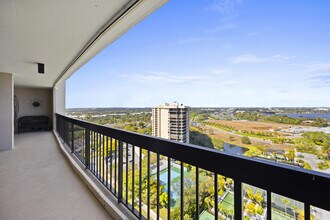 2425 Presidential Way in West Palm Beach, FL - Building Photo - Building Photo