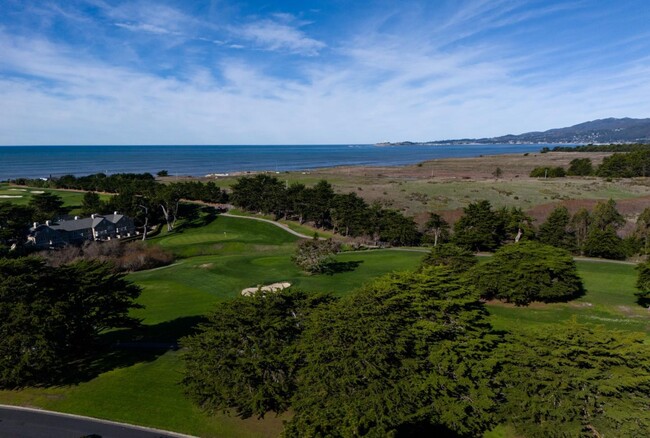 11 Fairway Pl in Half Moon Bay, CA - Building Photo - Building Photo