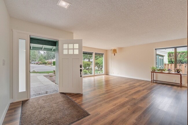 2115 SE Singing Woods Dr in Hillsboro, OR - Building Photo - Building Photo
