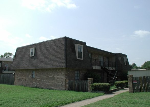 9513 Westpark Dr in Benbrook, TX - Building Photo