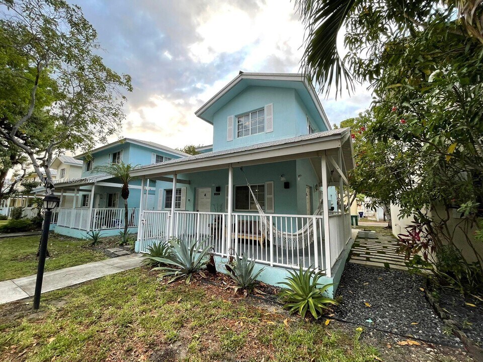 325 NW 19th Ln in Miami, FL - Building Photo