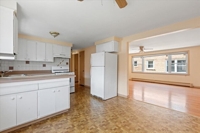 2650 W Touhy Ave in Chicago, IL - Building Photo - Building Photo