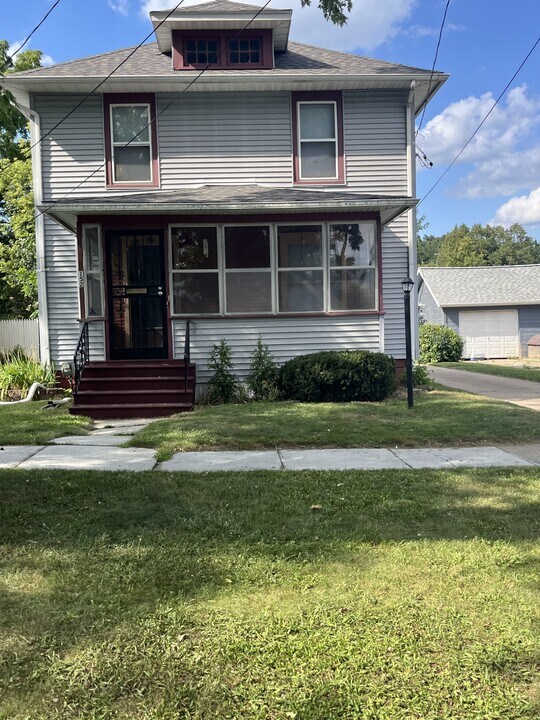 152 W Euclid Ave in Jackson, MI - Building Photo
