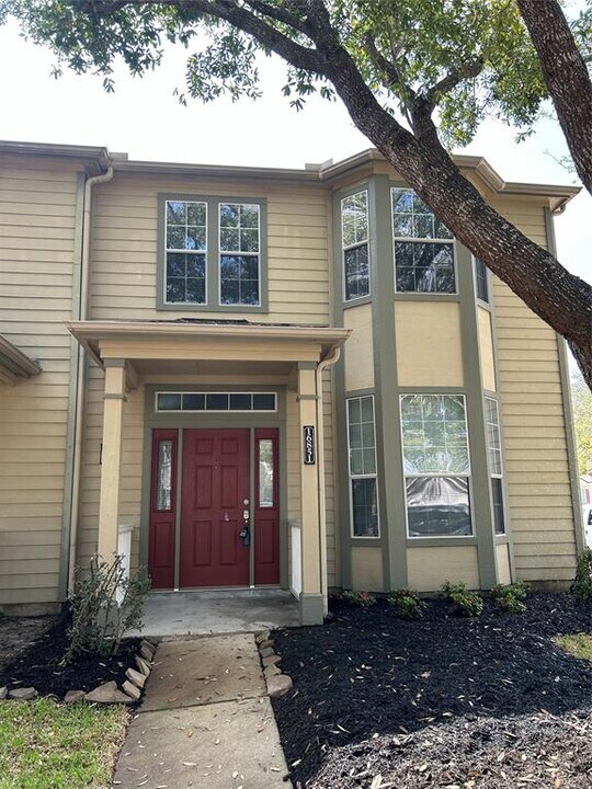 16851 Pine Castle Dr in Houston, TX - Building Photo