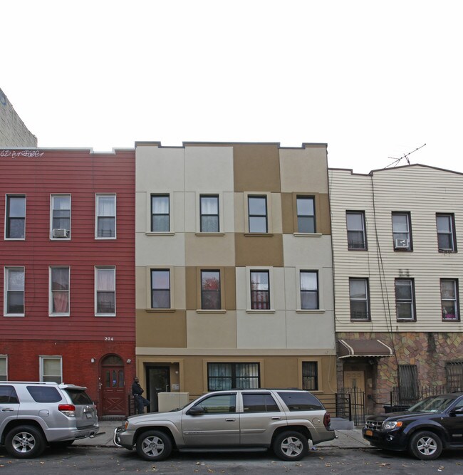 202 Scholes St in Brooklyn, NY - Building Photo - Building Photo