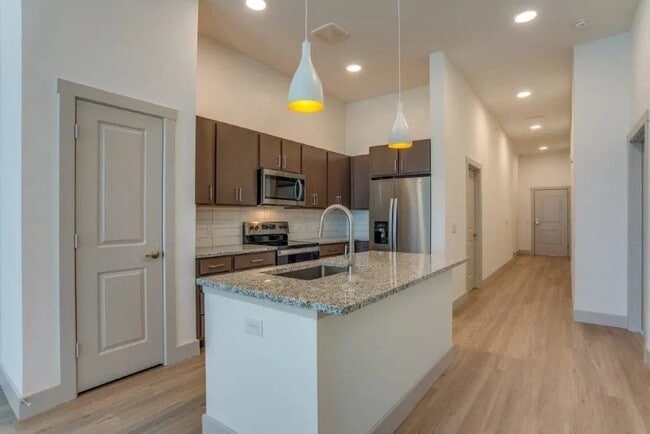 Valor at the Realm in Lewisville, TX - Foto de edificio - Building Photo