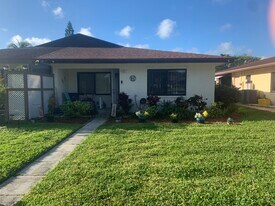 10222 Pine Dr in Boynton Beach, FL - Building Photo