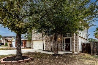7121 Lynn Lake Dr in San Antonio, TX - Building Photo - Building Photo
