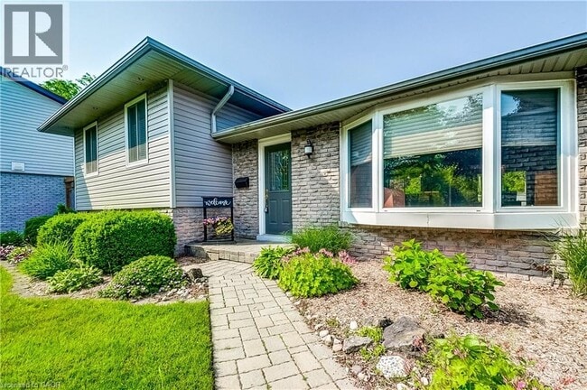 5203 Broughton Crescent in Burlington, ON - Building Photo - Building Photo