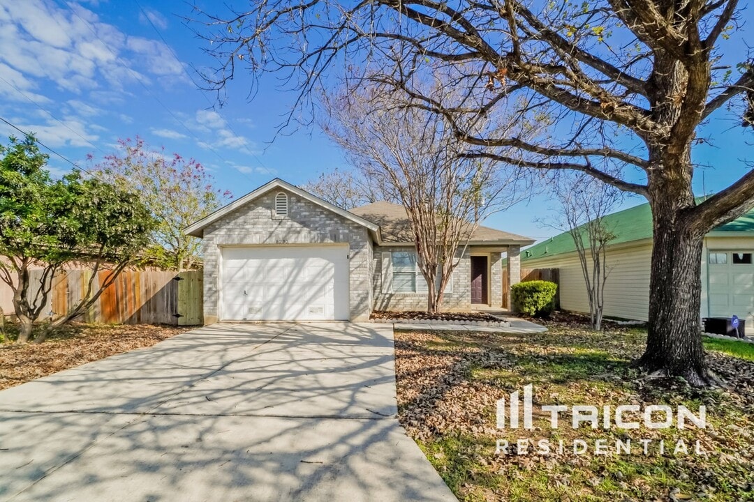 8230 Longhorn Ridge Dr in Converse, TX - Building Photo