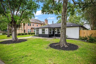 4626 Holly St in Bellaire, TX - Building Photo