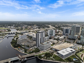 AER APARTMENTS in Tampa, FL - Foto de edificio - Building Photo