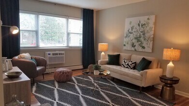 The Crossings at Menlo Park in Edison, NJ - Building Photo - Building Photo