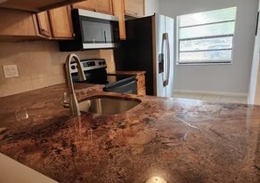 4118 Lakeside Dr, Unit 4118 Lakeside Drive in Tamarac, FL - Building Photo